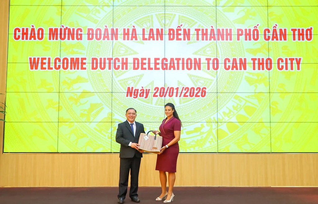 Ông Trần Chí Hùng, Phó Chủ tịch UBND TP Cần Thơ, trao quà lưu niệm tặng bà Raissa Anais Marteaux, Tổng Lãnh sự Hà Lan tại TP Hồ Chí Minh.