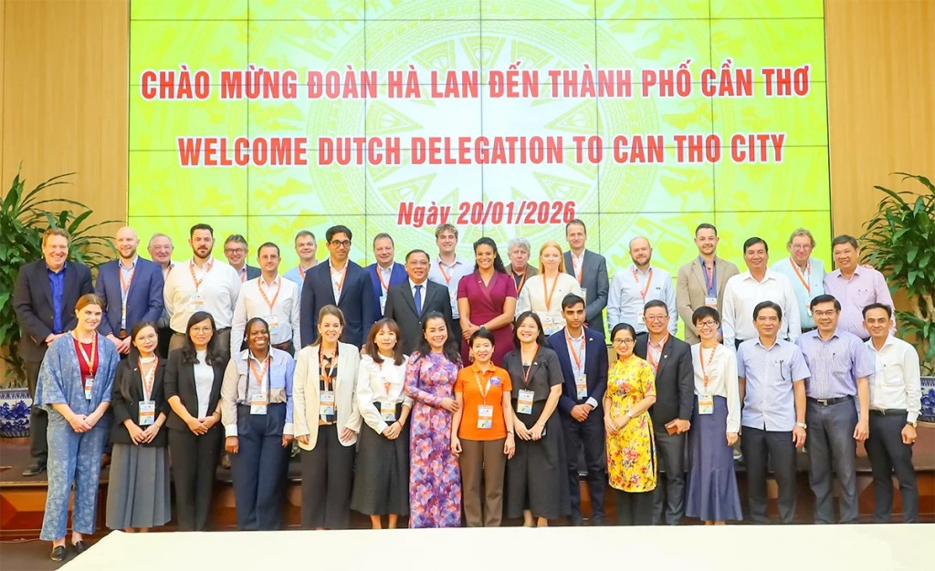 Lãnh đạo TP Cần Thơ chụp ảnh lưu niệm cùng bà Raissa Anais Marteaux, Tổng Lãnh sự Hà Lan tại TP Hồ Chí Minh và đoàn công tác.