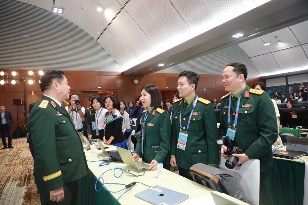 Thủ tướng Phạm Minh Chính động viên phóng viên tác nghiệp tại Đại hội