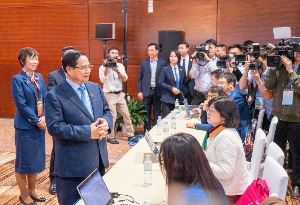 Thủ tướng Phạm Minh Chính thăm, động viên phóng viên tác nghiệp tại Đại hội XIV