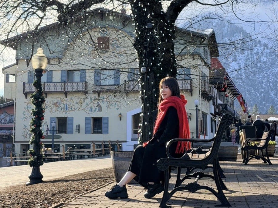 Huỳnh Tú Uyên là một cây bút trẻ với hành trình hơn 20 năm sống, học tập và làm việc tại Mỹ 