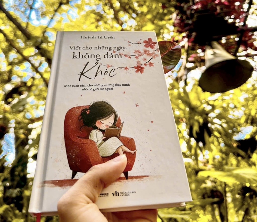 “Viết cho những ngày không dám khóc” là lời thủ thỉ dịu dàng gửi tới người trẻ du học từng có phút yếu lòng, học cách yêu thương và không đánh mất chính mình 