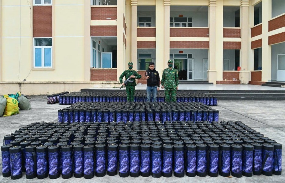 Bắt giữ vụ vận chuyển trái phép 1.364 bình khí cười