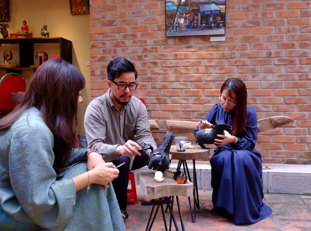 Nghệ nhân Nguyễn Tấn Phát hướng dẫn làm 