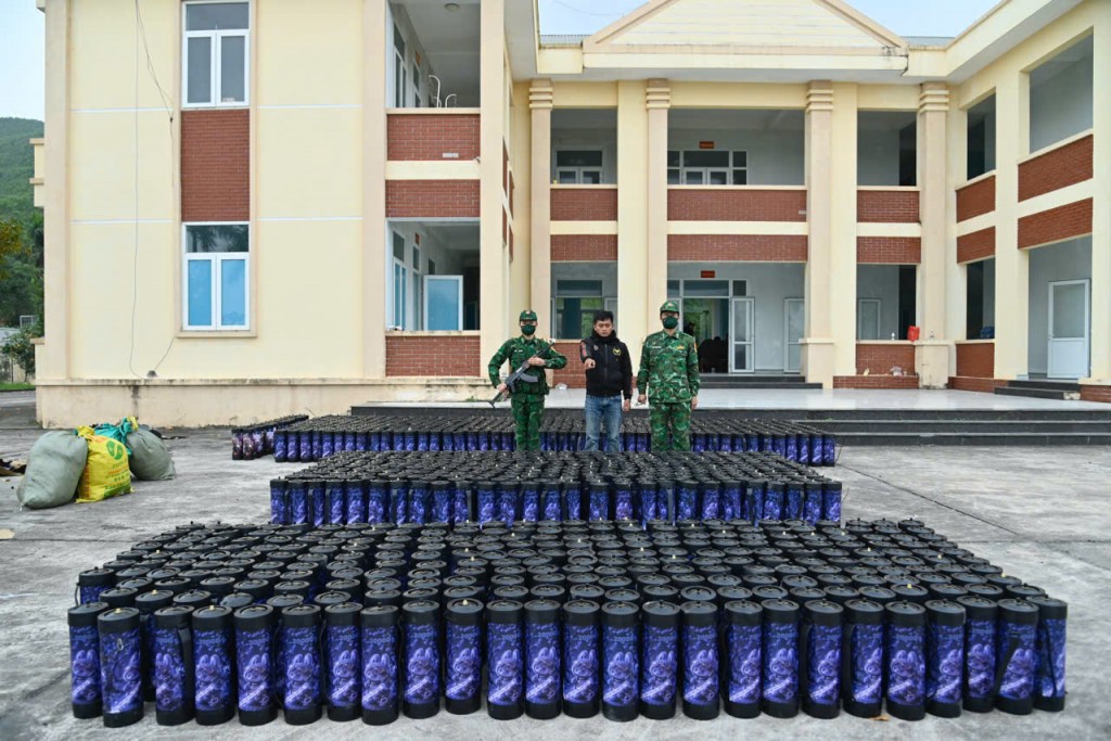 Bắt giữ vụ vận chuyển trái phép 1.364 bình khí cười