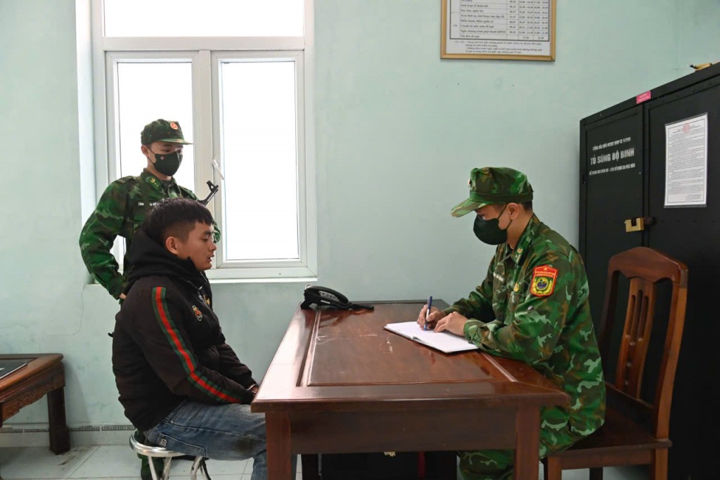 Bắt giữ vụ vận chuyển trái phép 1.364 bình khí cười