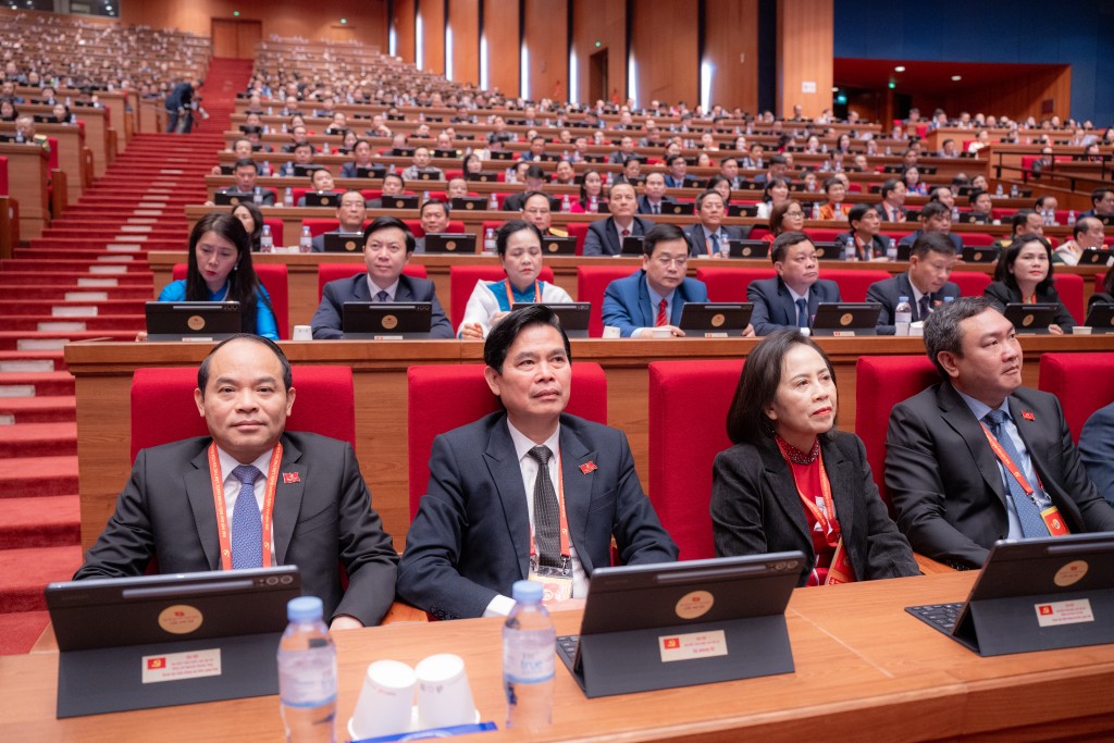 Các đại biểu tập trung lắng nghe các tham luận mang tính chiến lược góp phần vào văn kiện của Đại hội XIV của Đảng