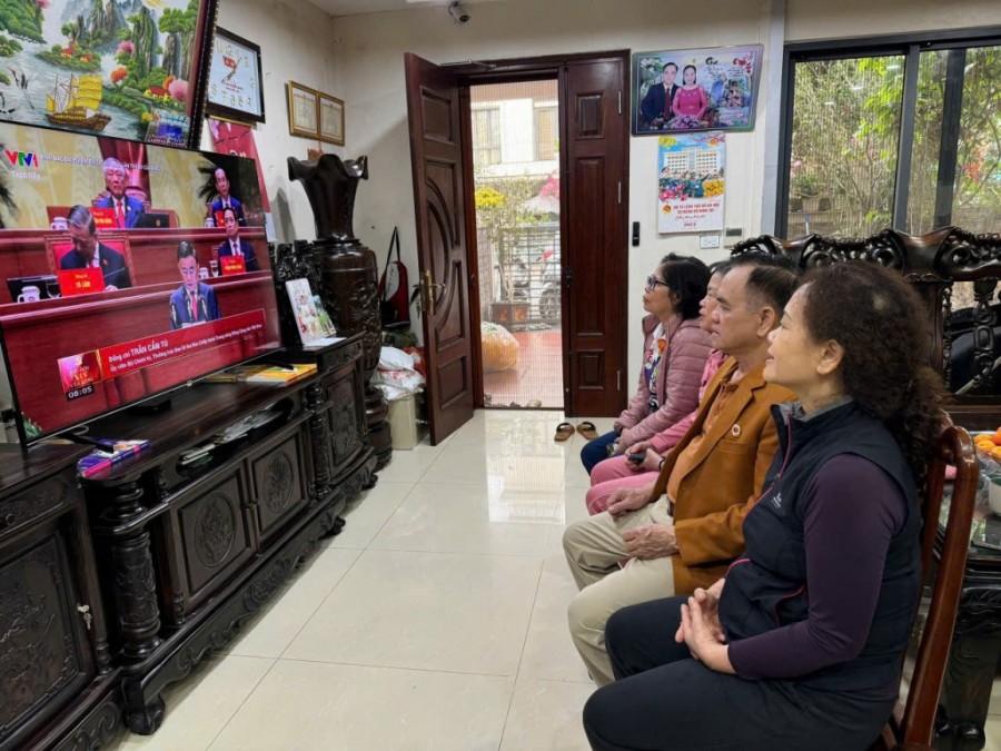 Người dân tổ dân phố cùng tụ họp xem phiên khai mạc