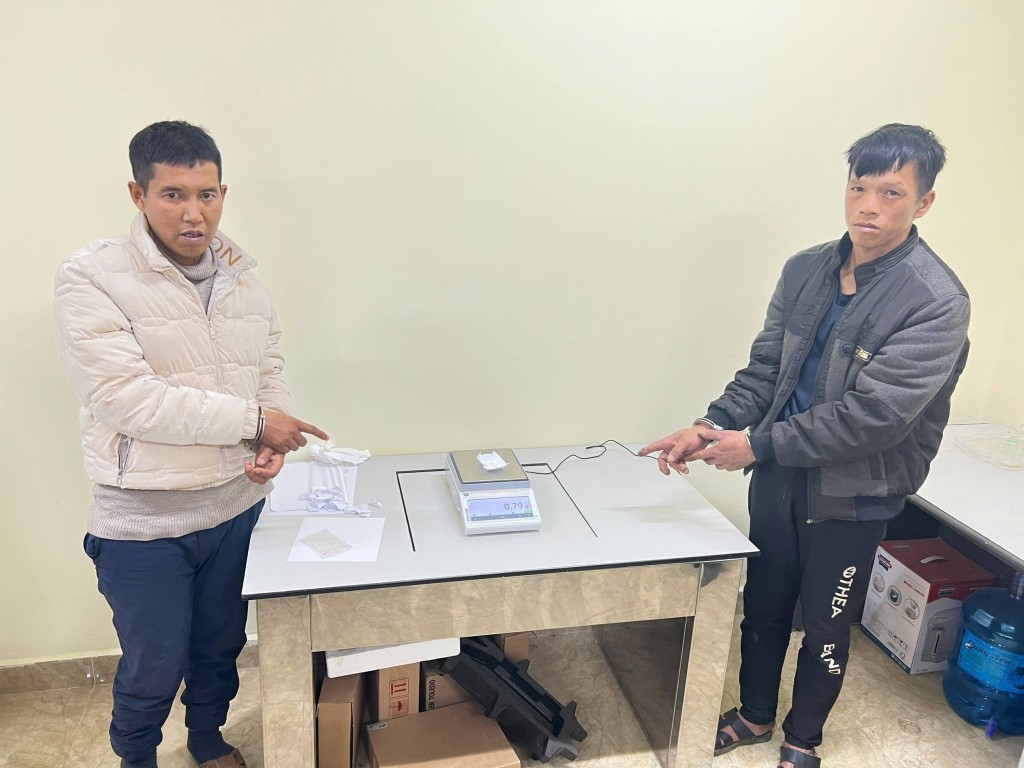 Đối tượng Nông Văn Tàng (bên trái) và Hoàng Văn Eng (bên phải) tại cơ quan Công an.