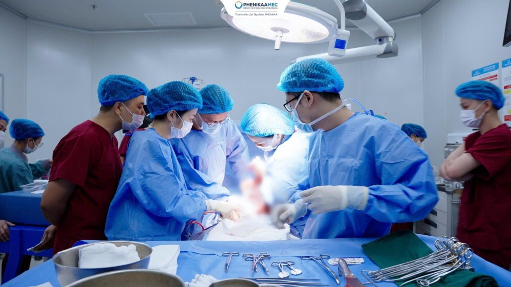 Ca sinh mổ do TS. BS Nguyễn Thị Sim trực tiếp phẫu thuật cùng ekip Gây mê hồi sức, Huyết học, Sơ sinh sẵn sàng ứng phó các tình huống khẩn cấp