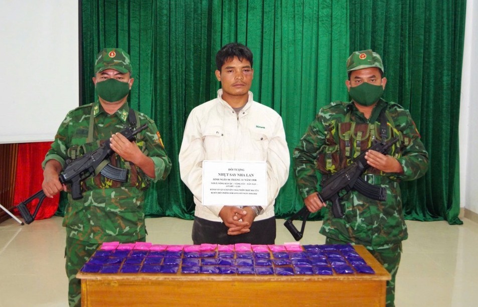 Bắt giữ đối tượng người Lào vận chuyển hơn 12.000 viên ma túy