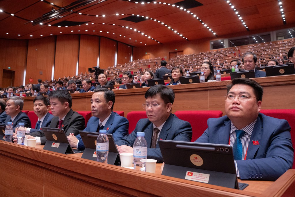 Các đại biểu tham dự phiên thảo luận tại hội trường về các văn kiện Đại hội