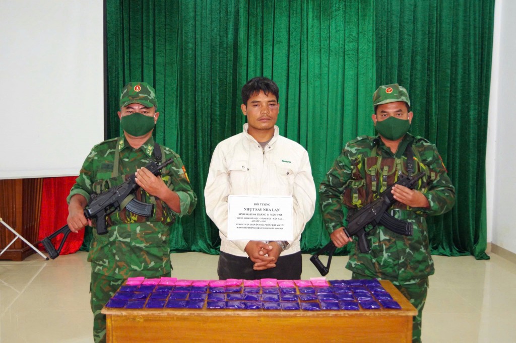 Bắt giữ đối tượng người Lào vận chuyển hơn 12.000 viên ma túy