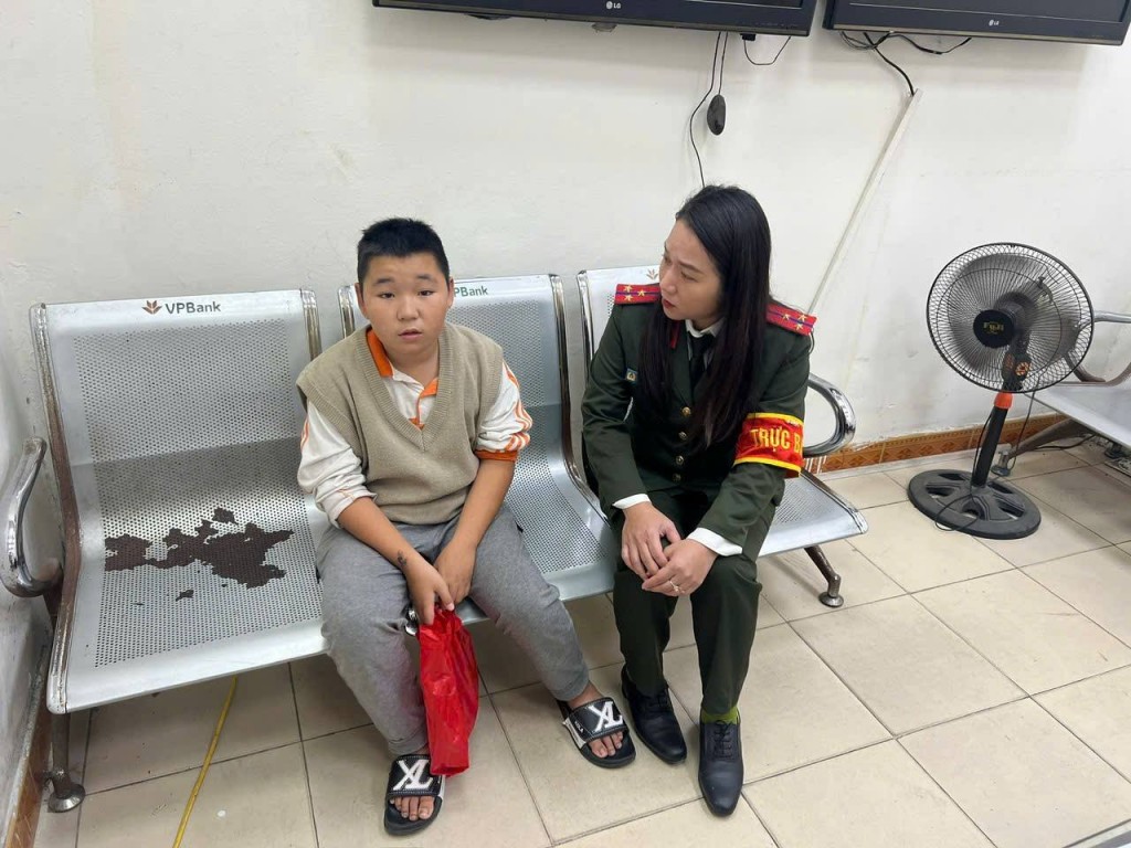 Công an phường Ba Đình giúp cháu bé đi lạc trở về gia đình