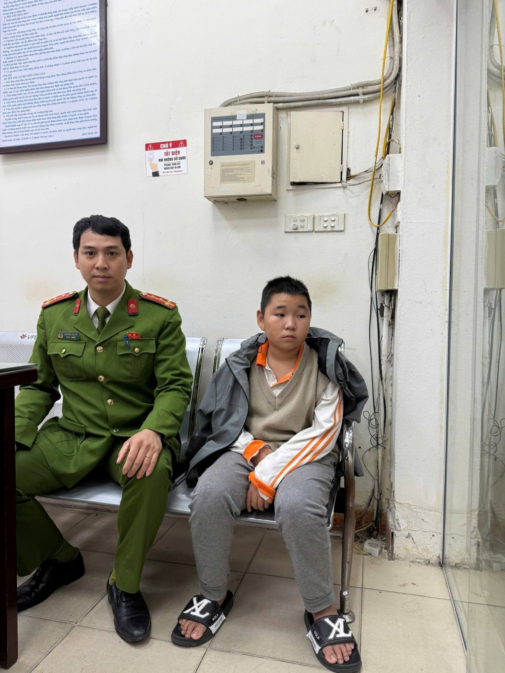 Công an phường Ba Đình giúp cháu bé đi lạc trở về gia đình