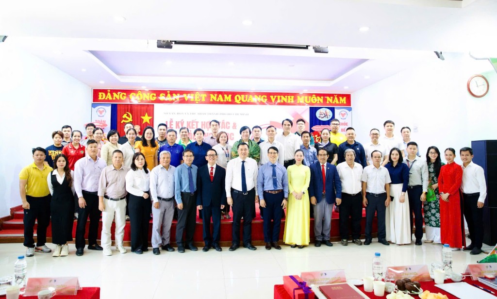 Đại biểu chụp hình lưu niệm