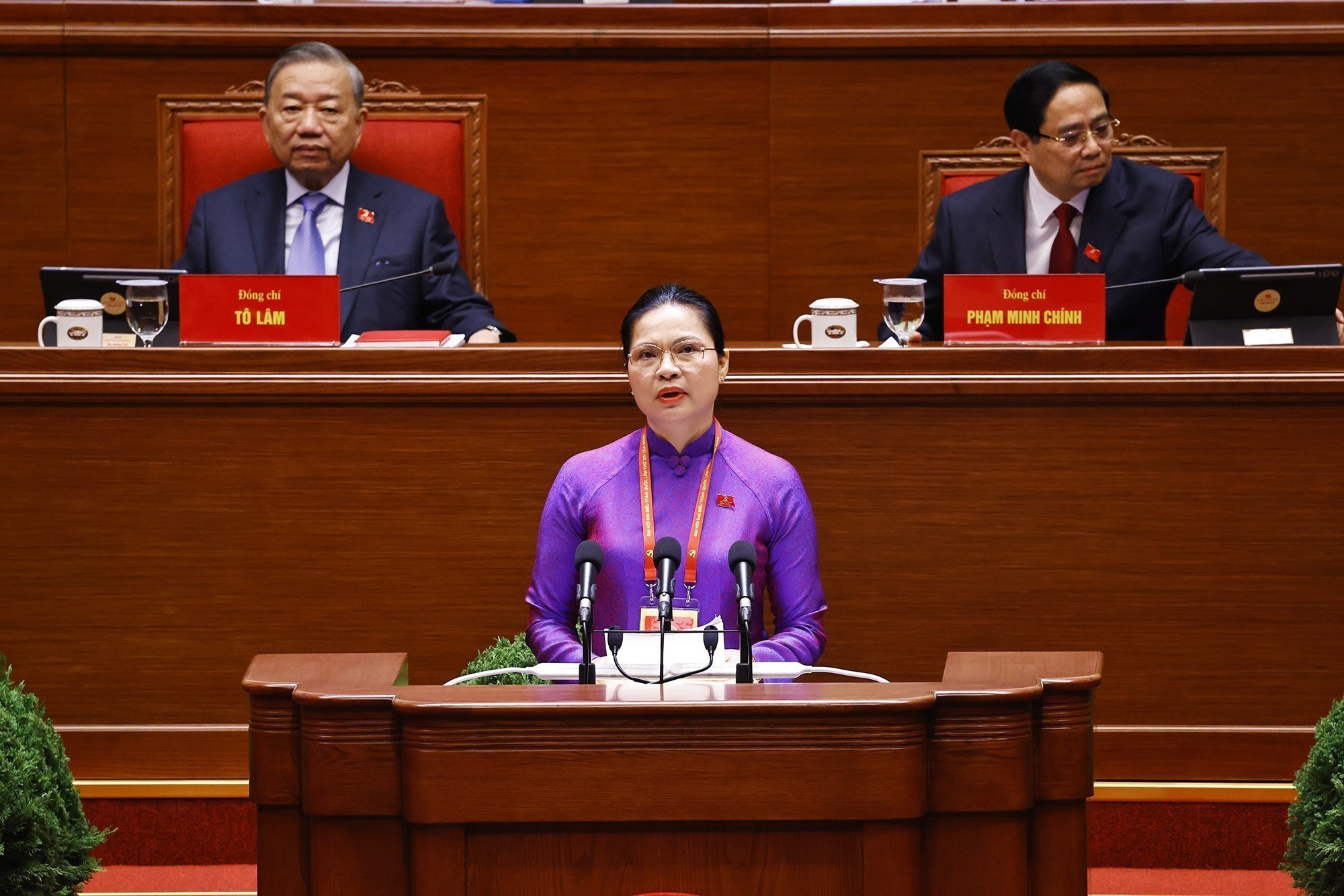 Đồng chí Hà Thị Nga, Ủy viên Trung ương Đảng, Phó Bí thư Thường trực Đảng ủy Mặt trận Tổ quốc, các đoàn thể Trung ương, Phó Chủ tịch, Tổng Thư ký Ủy ban Trung ương Mặt trận Tổ quốc Việt Nam, tham luận về vấn đề “Phát huy sức mạnh đoàn kết toàn dân tộc – nền tảng và động lực quan trọng thực hiện thắng lợi các mục tiêu phát triển đất nước trong kỷ nguyên mới”