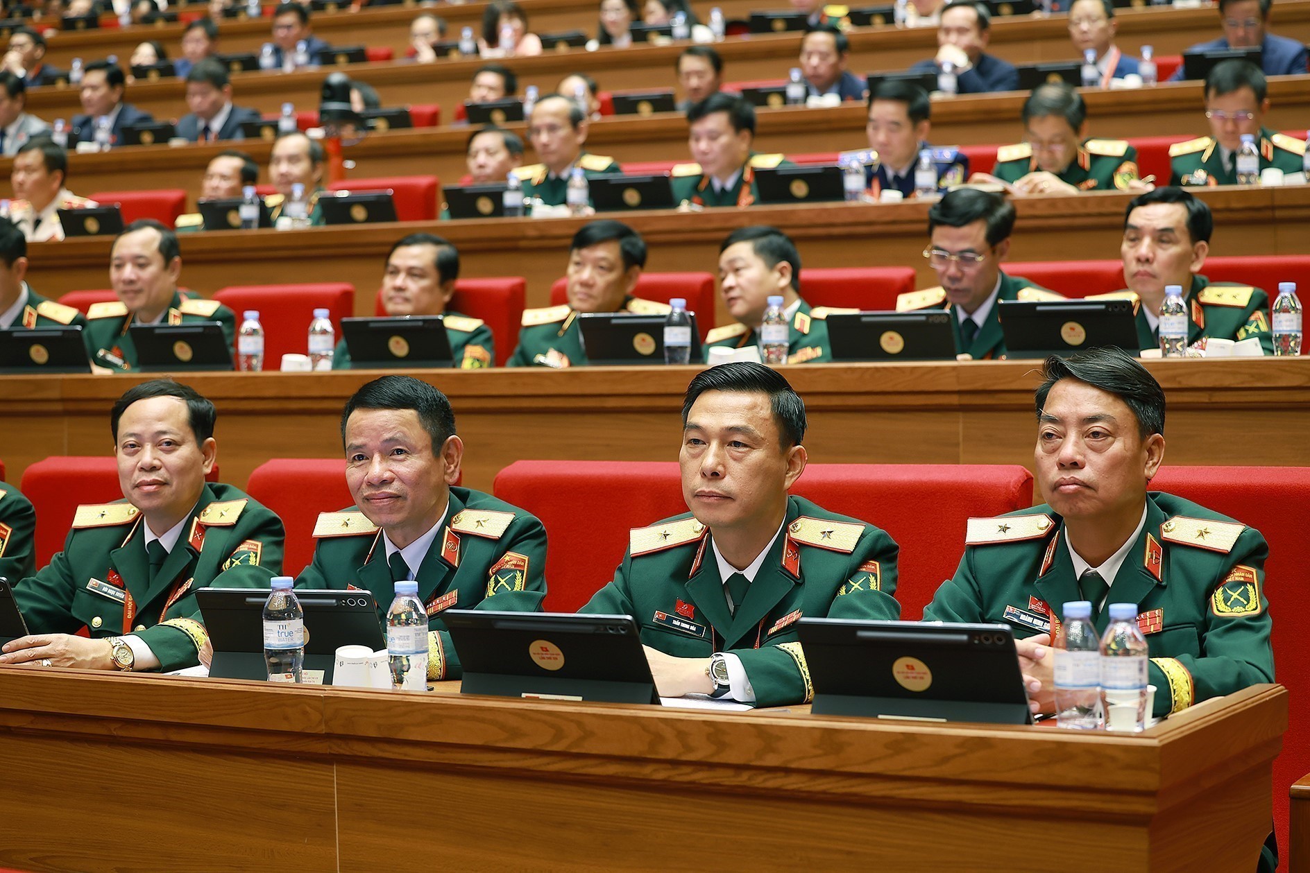 Đoàn đại biểu Đảng bộ Quân đội tham dự phiên thảo luận tại hội trường về các văn kiện Đại hội