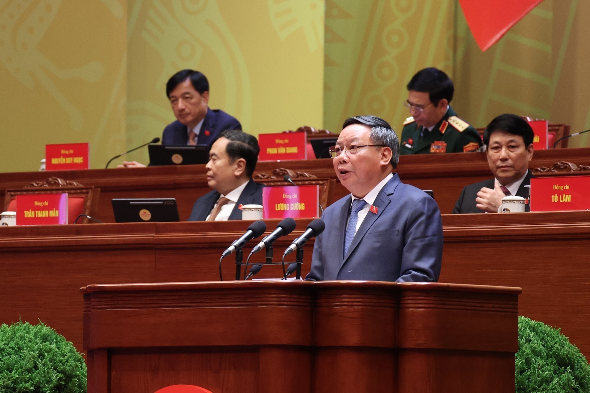 Đồng chí Nguyễn Văn Phong, Phó Bí thư Thường trực Thành ủy Hà Nội, tham luận về vấn đề “Đổi mới phương thức lãnh đạo của Đảng bộ thành phố Hà Nội đáp ứng yêu cầu phát triển trong kỷ nguyên mới, góp phần kiến tạo tương lai phát triển của đất nước”