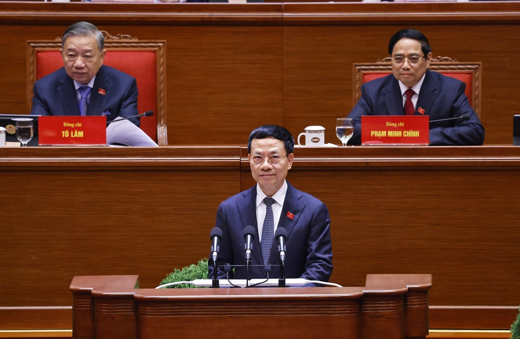 Đồng chí Nguyễn Mạnh Hùng, Ủy viên Trung ương Đảng, Bí thư Đảng ủy, Bộ trưởng Bộ Khoa học và Công nghệ, tham luận về vấn đề “Giải pháp đột phá phát triển khoa học công nghệ, đổi mới sáng tạo và chuyển đổi số quốc gia trở thành động lực chính xác lập mô hình tăng trưởng mới và phát triển bền vững quốc gia”