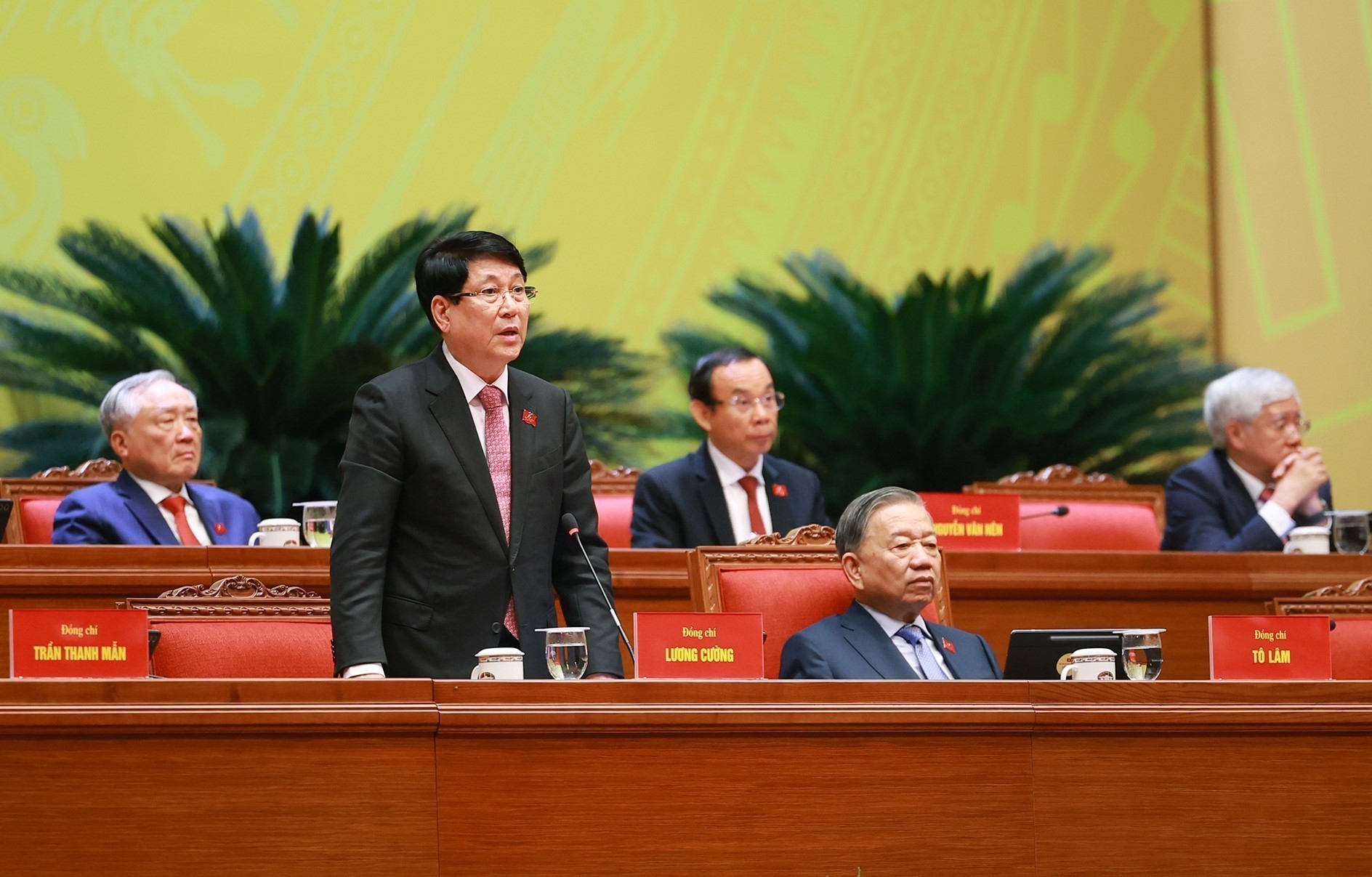 Toàn cảnh phiên thảo luận tại hội trường Đại hội XIV của Đảng