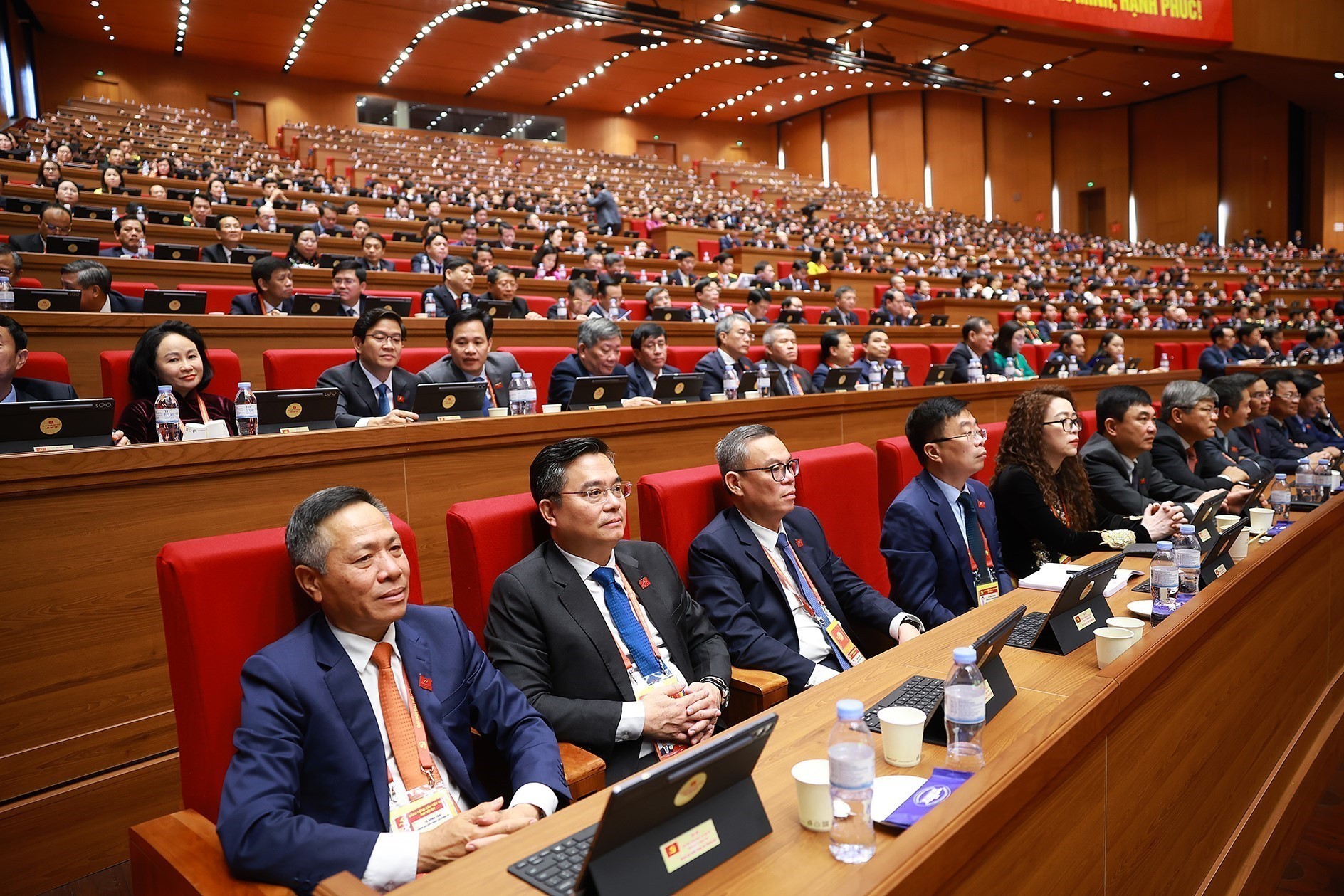 Đoàn đại biểu Đảng bộ Chính phủ dự phiên thảo luận tại hội trường về các văn kiện Đại hội