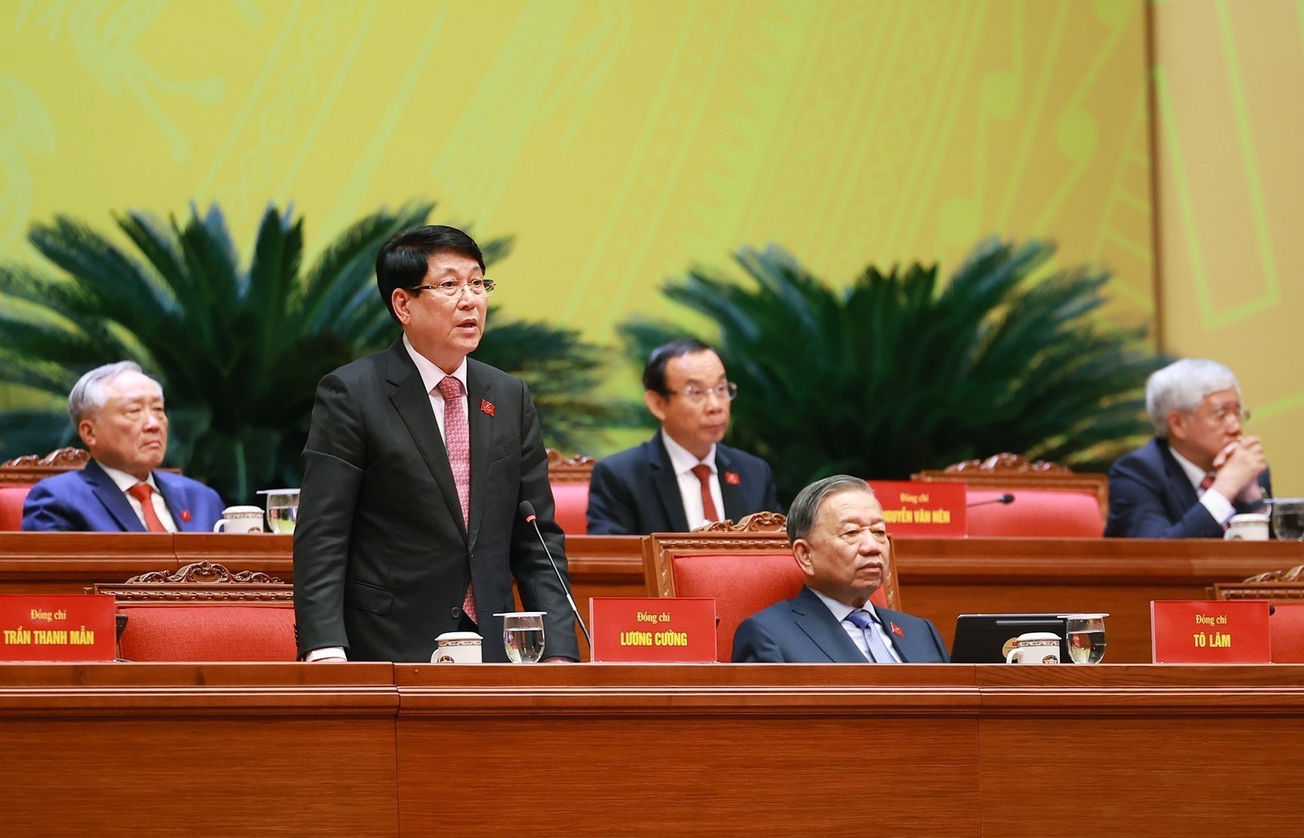 Toàn cảnh phiên thảo luận tại hội trường Đại hội XIV của Đảng