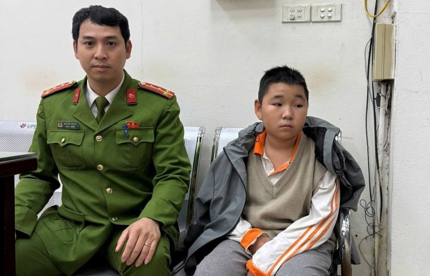 Công an phường Ba Đình giúp cháu bé đi lạc trở về gia đình