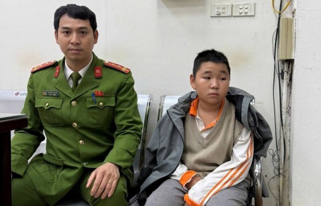 Công an phường Ba Đình giúp cháu bé đi lạc trở về gia đình