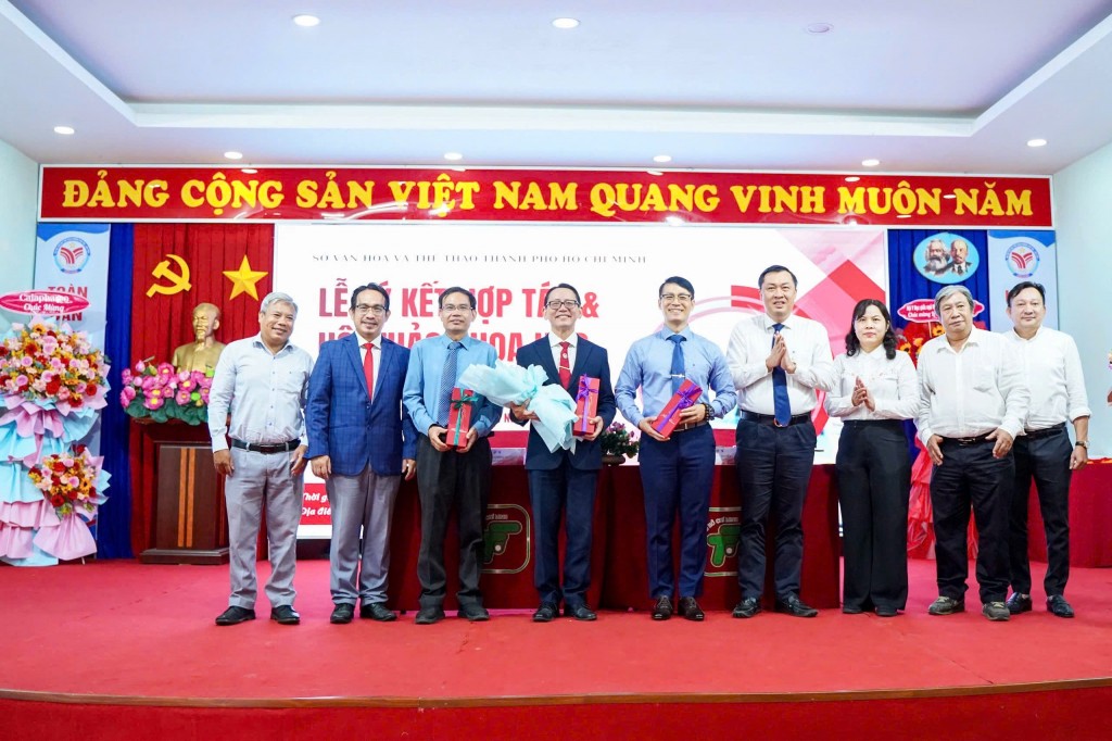 Lãnh đạo Sở Văn hóa và Thể thao TP Hồ Chí Minh và Trung tâm Huấn luyện - Thi đấu Thể dục Thể thao Thành phố tặng quà lưu niệm cho Hội Y học Giấc ngủ Việt Nam.