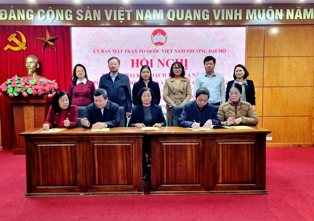 Các đồng chí lãnh đạo Đảng uỷ, HĐND, UBND, Uỷ ban MTTQ Việt Nam phường Đại Mỗ chứng kiến Ban công tác Mặt trận các tổ dân phố đã ký giao ước thi đua năm 2026