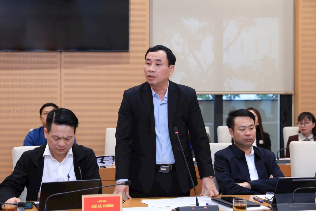 Đại diện các xã báo cáo với đoàn giám sát. Ảnh: LH