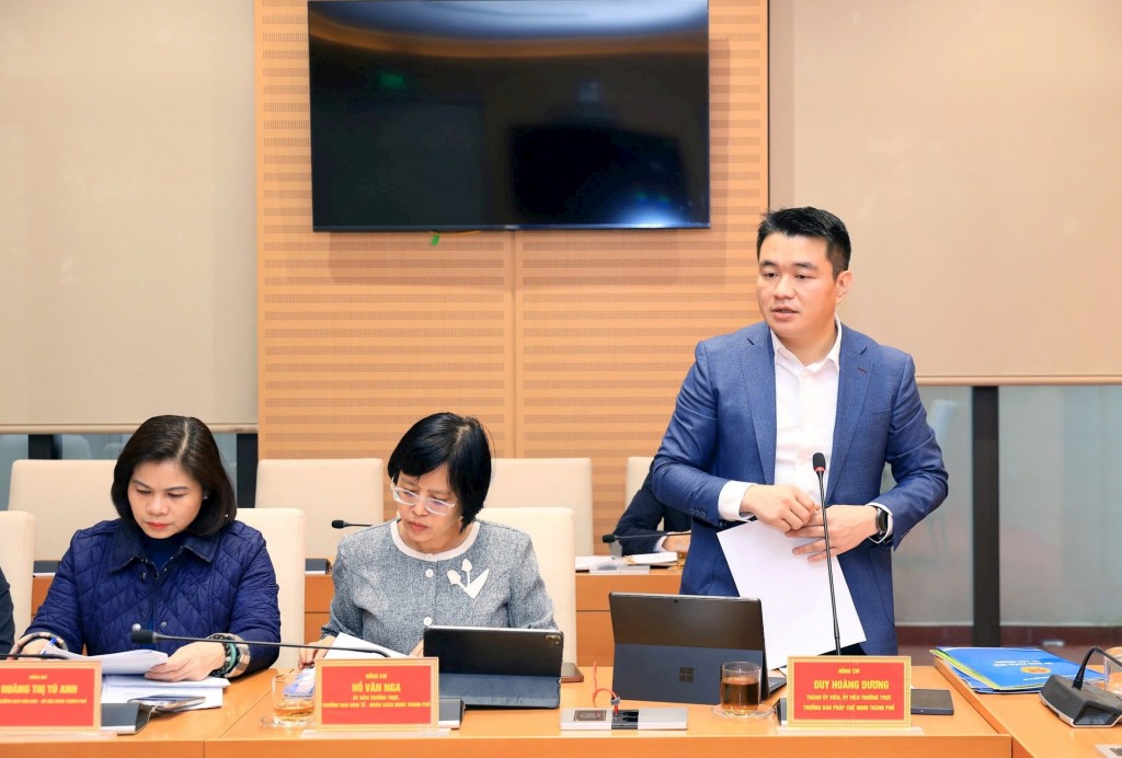 Đoàn giám sát trao đổi tại buổi làm việc. Ảnh: LH