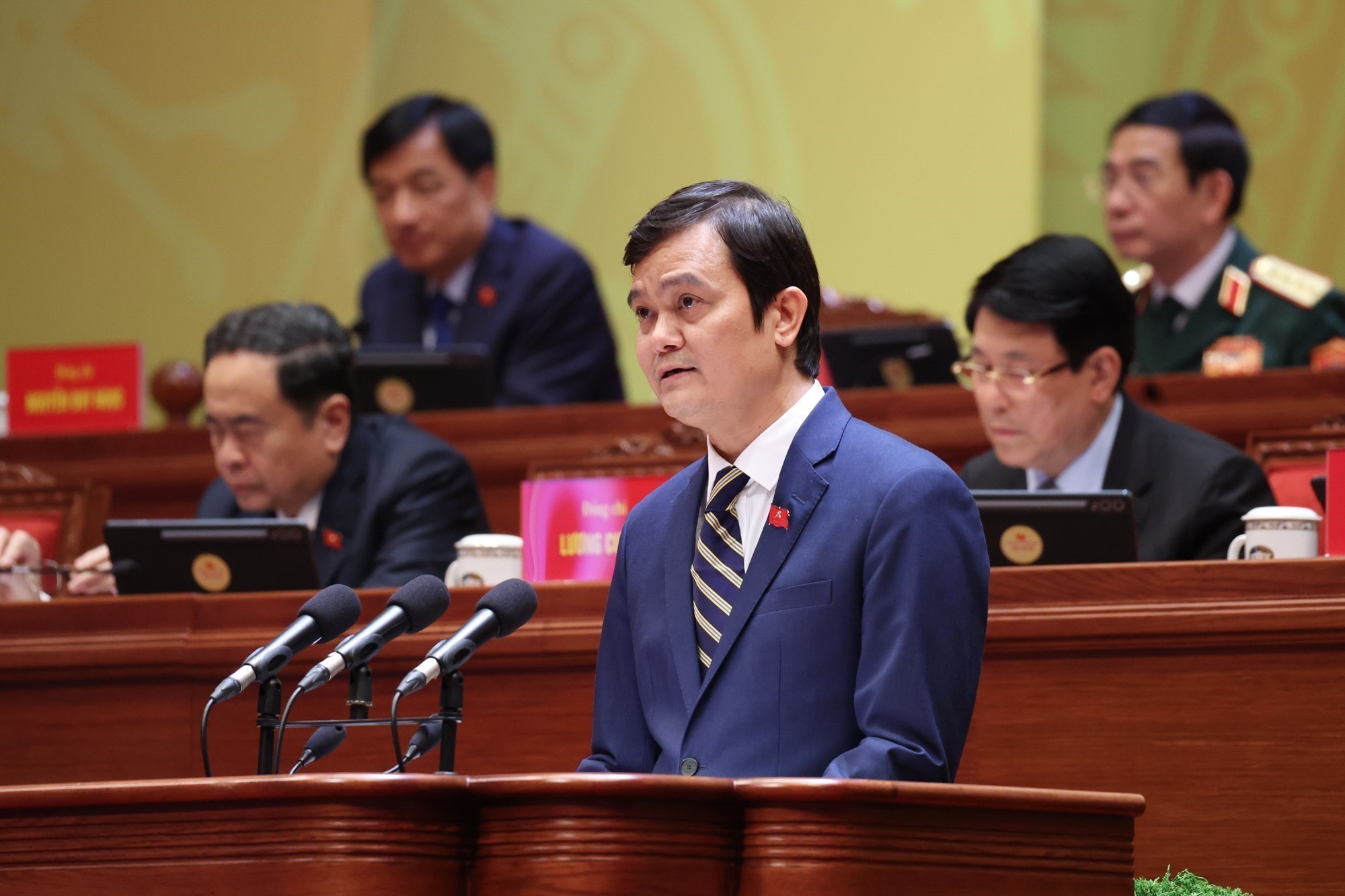 Đồng chí Bùi Quang Huy, Ủy viên dự khuyết BCH Trung ương Đảng, Phó Chủ tịch UBTW MTTQ Việt Nam, Bí thư thứ nhất Trung ương Đoàn TNCS Hồ Chí Minh, trình bày tham luận “Tăng cường giáo dục lý tưởng cách mạng, đạo đức, lối sống văn hóa, bồi dưỡng thanh niên trở thanh lực lượng kế cận xuất sắc của Đảng” (Ảnh: TTXVN)