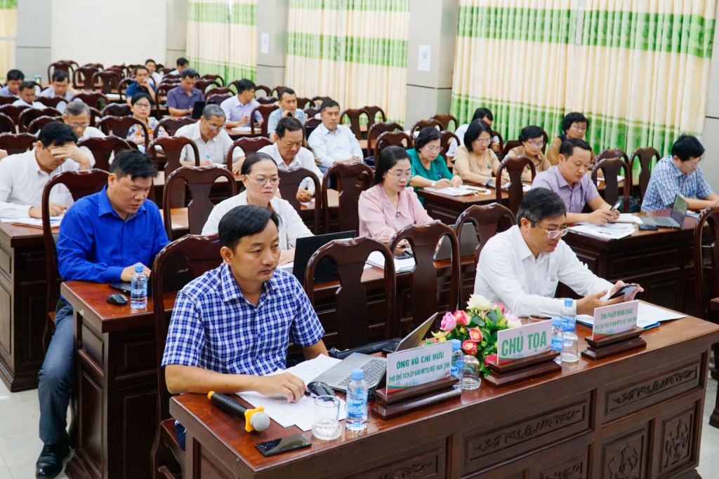 Phó Chủ tịch Ủy ban MTTQ Việt Nam tỉnh Võ Chí Hữu và Phó Chủ tịch Ủy ban Mặt trận Tổ quốc Việt Nam tỉnh Phạm Minh Châu chủ trì hội nghị