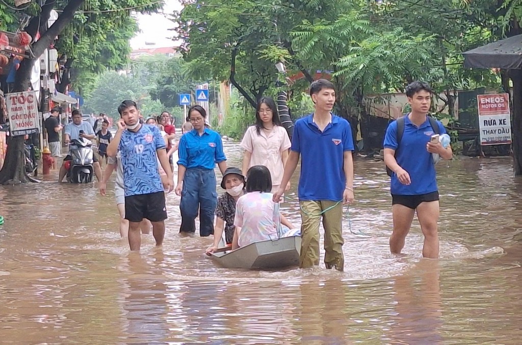 Hình ảnh thanh niên Thủ đô sẵn sàng lao vào tâm lũ hỗ trợ người dân