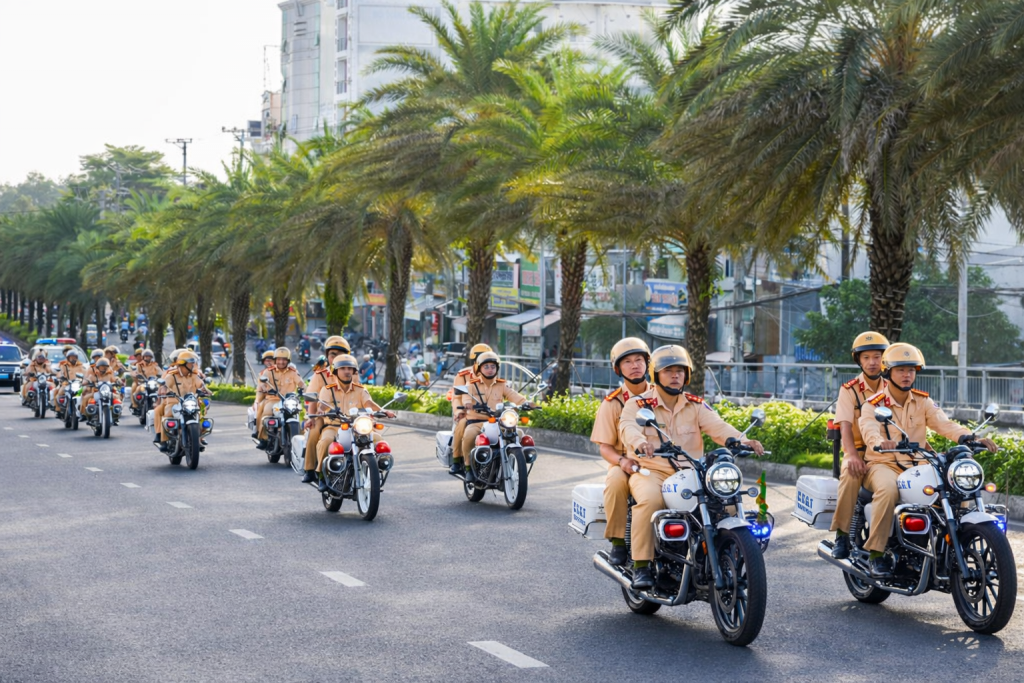 Lực lượng Cảnh sát giao thông Công an tỉnh Cà Mau xuất quân thực hiện cao điểm tấn công, trấn áp tội phạm, bảo đảm an ninh, trật tự.