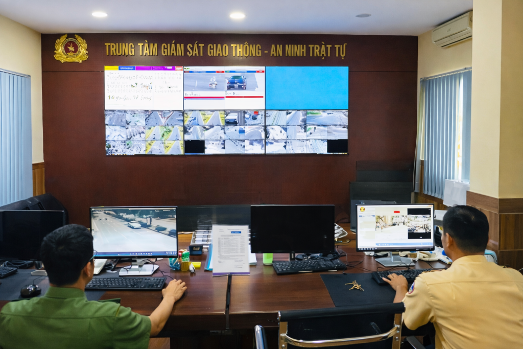 Cán bộ Công an tỉnh Cà Mau trực 24/24, theo dõi hệ thống camera giám sát để kịp thời phát hiện các hành vi vi phạm trật tự an toàn giao thông.