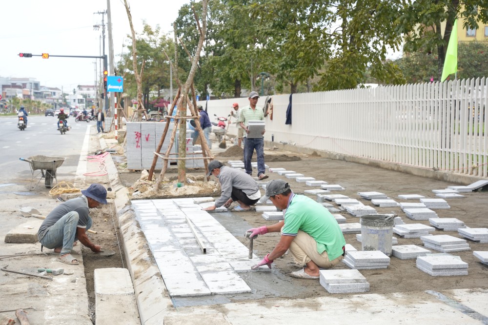 Nhà thầu đang tập trung thực hiện thi công lát đá vỉa hè đường Phạm Văn Đồng Nhà thầu đang tập trung thực hiện thi công lát đá vỉa hè đường Phạm Văn Đồng