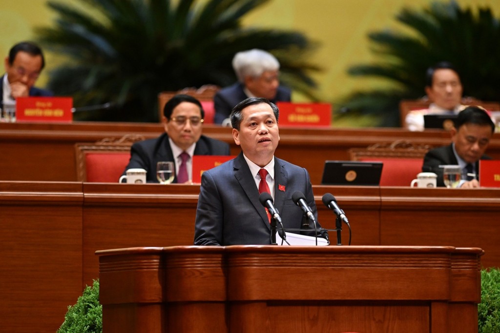 Đồng chí Nguyễn Long Hải, Ủy viên dự khuyết Trung ương Đảng, Phó Bí thư Thường trực Đảng ủy các cơ quan Đảng Trung ương, trình bày tham luận “Nâng tầm công tác tham mưu chiến lược; xây dựng Đảng bộ các cơ quan Trung ương trong sạch, vững mạnh, tiêu biểu”.