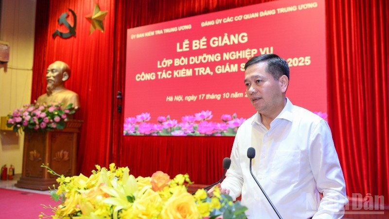 Đồng chí Nguyễn Long Hải, Ủy viên dự khuyết Trung ương Đảng, Phó Bí thư Thường trực Đảng ủy các cơ quan Đảng Trung ương, phát biểu bế giảng lớp bồi dưỡng. (Ảnh: THẾ ĐẠI)