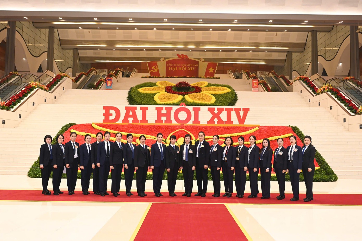 Trong suốt quá trình chuẩn bị và triển khai bảo vệ Đại hội XIV, các nữ Cảnh vệ tham gia trực tiếp vào nhiều khâu, vị trí quan trọng. Trong suốt quá trình chuẩn bị và triển khai bảo vệ Đại hội XIV, các nữ Cảnh vệ tham gia trực tiếp vào nhiều khâu, vị trí quan trọng.