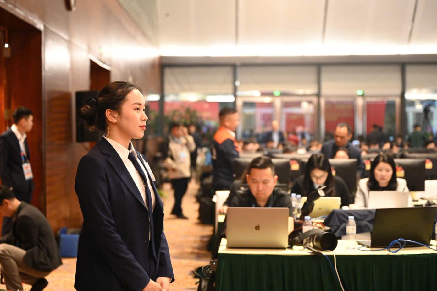 Từ in ấn, cấp phát thẻ, phù hiệu cho đến kiểm soát an ninh khu vực bảo vệ, bảo vệ vòng trong, làm nhiệm vụ tiếp cận, hỗ trợ chỉ huy và sẵn sàng cơ động khi có tình huống đột xuất. Mỗi vị trí đều đòi hỏi sự tỉnh táo, chính xác đến từng chi tiết nhỏ. Ảnh: H.Đ Từ in ấn, cấp phát thẻ, phù hiệu cho đến kiểm soát an ninh khu vực bảo vệ, bảo vệ vòng trong, làm nhiệm vụ tiếp cận, hỗ trợ chỉ huy và sẵn sàng cơ động khi có tình huống đột xuất. Mỗi vị trí đều đòi hỏi sự tỉnh táo, chính xác đến từng chi tiết nhỏ. Ảnh: H