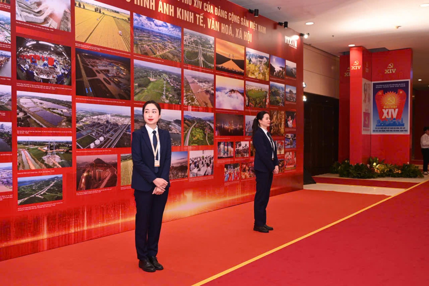 Không phô trương, không ồn ào, nhiệm vụ của các nữ cảnh vệ gắn với những ca trực kéo dài, với chế độ sẵn sàng chiến đấu ở mức cao nhất. Có những ngày, họ gần như không rời vị trí, luôn trong trạng thái quan sát, đánh giá, dự báo nguy cơ. Không phô trương, không ồn ào, nhiệm vụ của các nữ cảnh vệ gắn với những ca trực kéo dài, với chế độ sẵn sàng chiến đấu ở mức cao nhất. Có những ngày, họ gần như không rời vị trí, luôn trong trạng thái quan sát, đánh giá, dự báo nguy cơ.