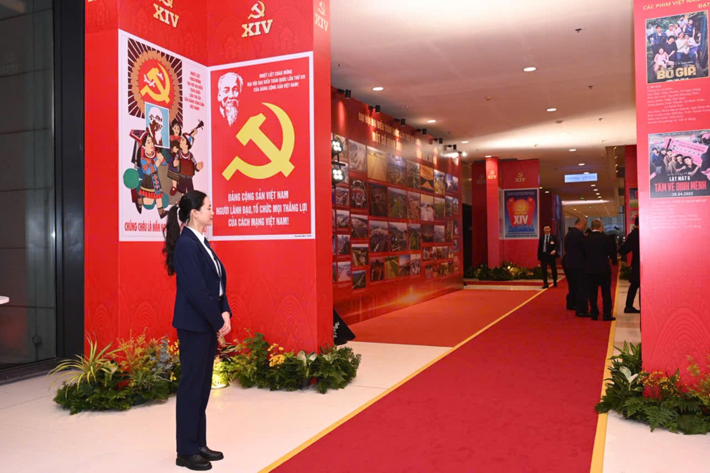 Khoác trên mình bộ vest nghiệp vụ lịch lãm, ít ai hình dung được rằng, phía sau vẻ ngoài trang nhã, chỉn chu, nghiêm túc ấy là những tháng ngày rèn luyện khắc nghiệt, từ võ thuật, bắn súng, chiến thuật bảo vệ yếu nhân, xử lý tình huống khủng bố, bắt cóc con tin... Ảnh: H.Đ Khoác trên mình bộ vest nghiệp vụ lịch lãm, ít ai hình dung được rằng, phía sau vẻ ngoài trang nhã, chỉn chu, nghiêm túc ấy là những tháng ngày rèn luyện khắc nghiệt, từ võ thuật, bắn súng, chiến thuật bảo vệ yếu nhân, xử lý tình huống khủng bố, bắt cóc con tin... Ảnh: H.Đ