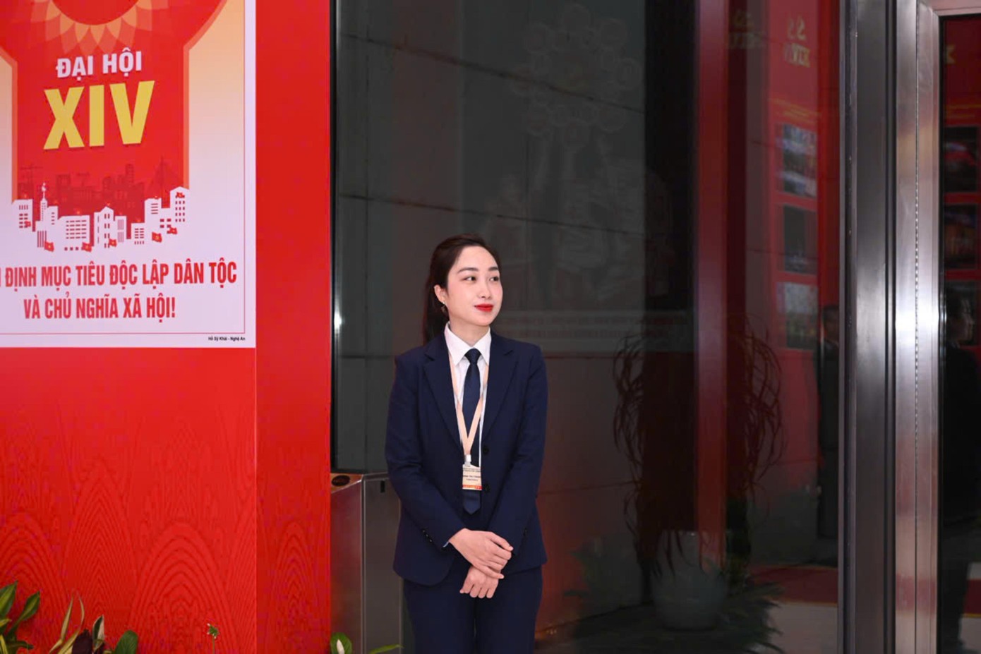 Đằng sau sự bình thản ấy là kỷ luật thép được rèn giũa qua thời gian. Mỗi động tác, mỗi bước di chuyển đều tuân thủ phương án đã được tính toán kỹ lưỡng. Không có chỗ cho sai sót, bởi chỉ một khoảnh khắc lơ là cũng có thể ảnh hưởng đến an ninh của sự kiện chính trị trọng đại. Ảnh: H.Đ Đằng sau sự bình thản ấy là kỷ luật thép được rèn giũa qua thời gian. Mỗi động tác, mỗi bước di chuyển đều tuân thủ phương án đã được tính toán kỹ lưỡng. Không có chỗ cho sai sót, bởi chỉ một khoảnh khắc lơ là cũng có thể ảnh hưởng đến an ninh của sự kiện chính trị trọng đại. Ảnh: H.Đ