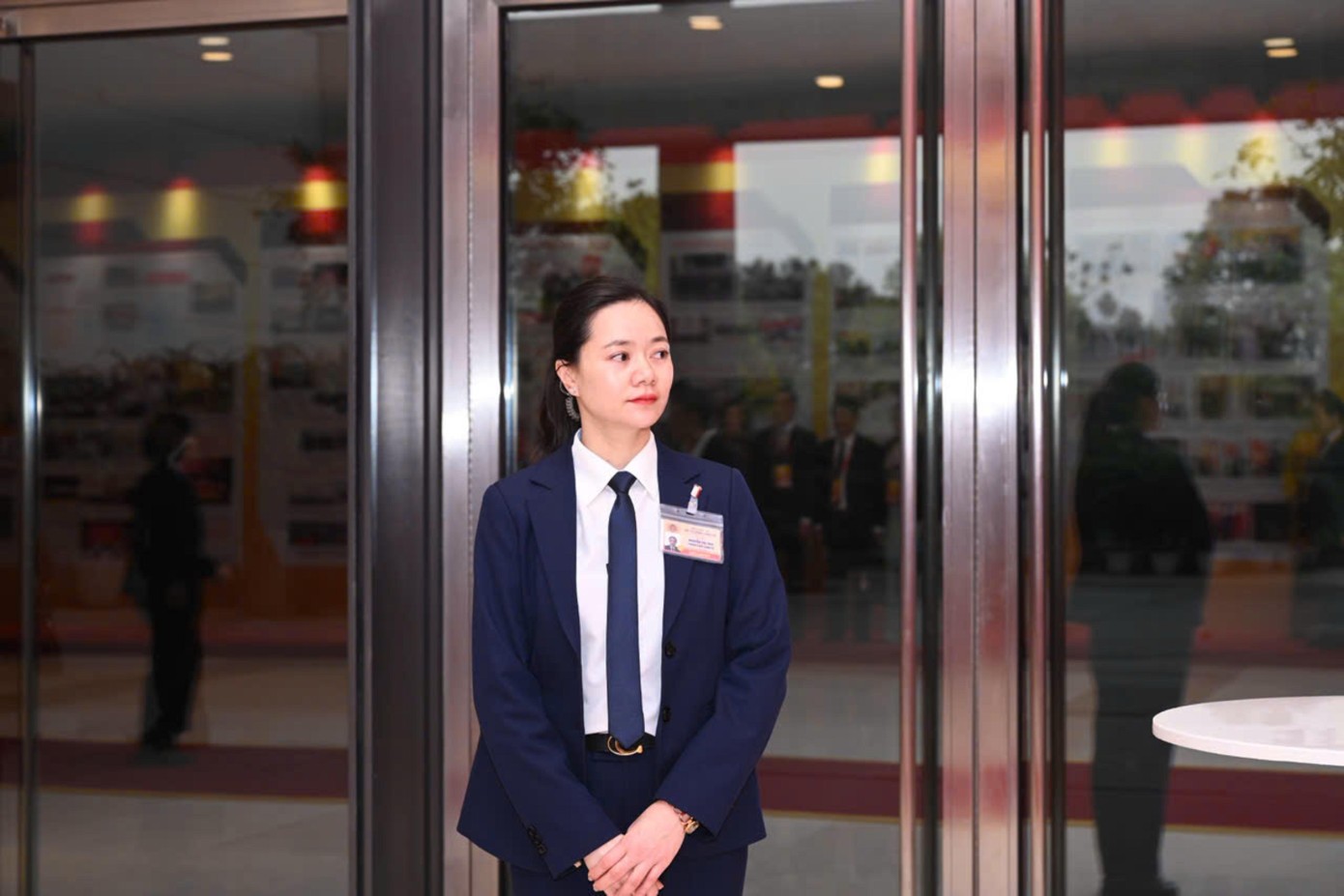 Với các nữ cảnh vệ, những ngày bảo vệ Đại hội XIV đồng nghĩa với việc tạm gác lại đời sống riêng, gia đình, con nhỏ, những cuộc gọi ngắn vội vàng trong giờ nghỉ hiếm hoi. Ảnh: H.Đ Với các nữ cảnh vệ, những ngày bảo vệ Đại hội XIV đồng nghĩa với việc tạm gác lại đời sống riêng, gia đình, con nhỏ, những cuộc gọi ngắn vội vàng trong giờ nghỉ hiếm hoi. Ảnh: H.Đ