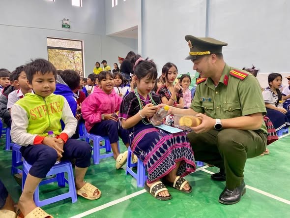 Những món quà thiết thực mang hơi ấm sẻ chia của Công an TP Đà Nẵng đến với các em vùng cao