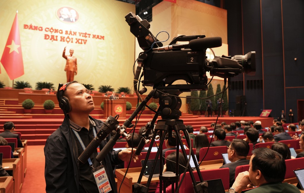 Phóng viên tác nghiệp tại hội trường Đại hội XIV của Đảng