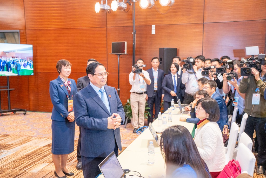 Thủ tướng Phạm Minh Chính thăm, động viên phóng viên tác nghiệp tại Đại hội XIV